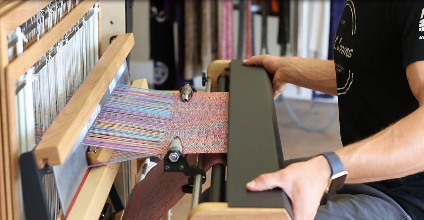 AVL K-Series Standwebstuhl Seitenansicht – Sektionskettenbaum und kompakter Aufbau für Atelier und Zuhause