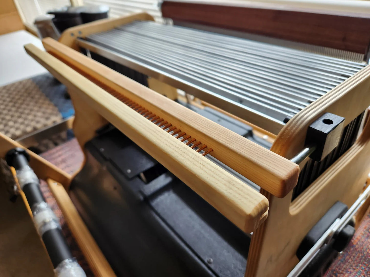 AVL Little Weaver 2 mit integriertem Rietkamm zur gleichmäßigen Kettenverteilung