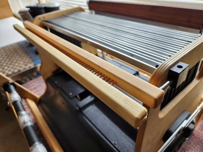AVL Little Weaver 2 mit integriertem Rietkamm zur gleichmäßigen Kettenverteilung