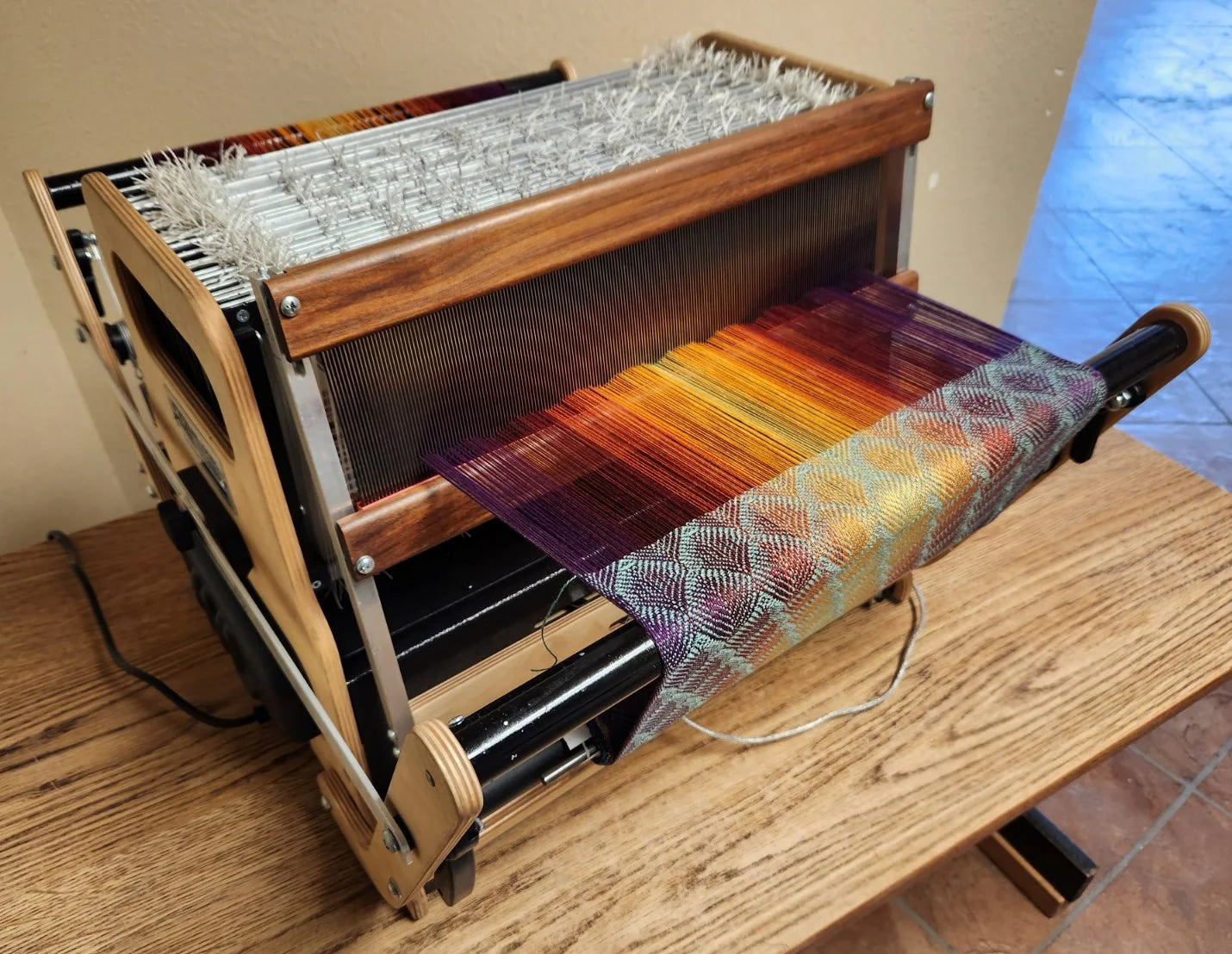 AVL Little Weaver 2 computergesteuerter Dobby-Webstuhl mit mehrfarbiger Gewebeprobe