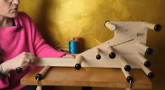 Kursleiterin webt ein Band auf dem Lojan Inkle Loom