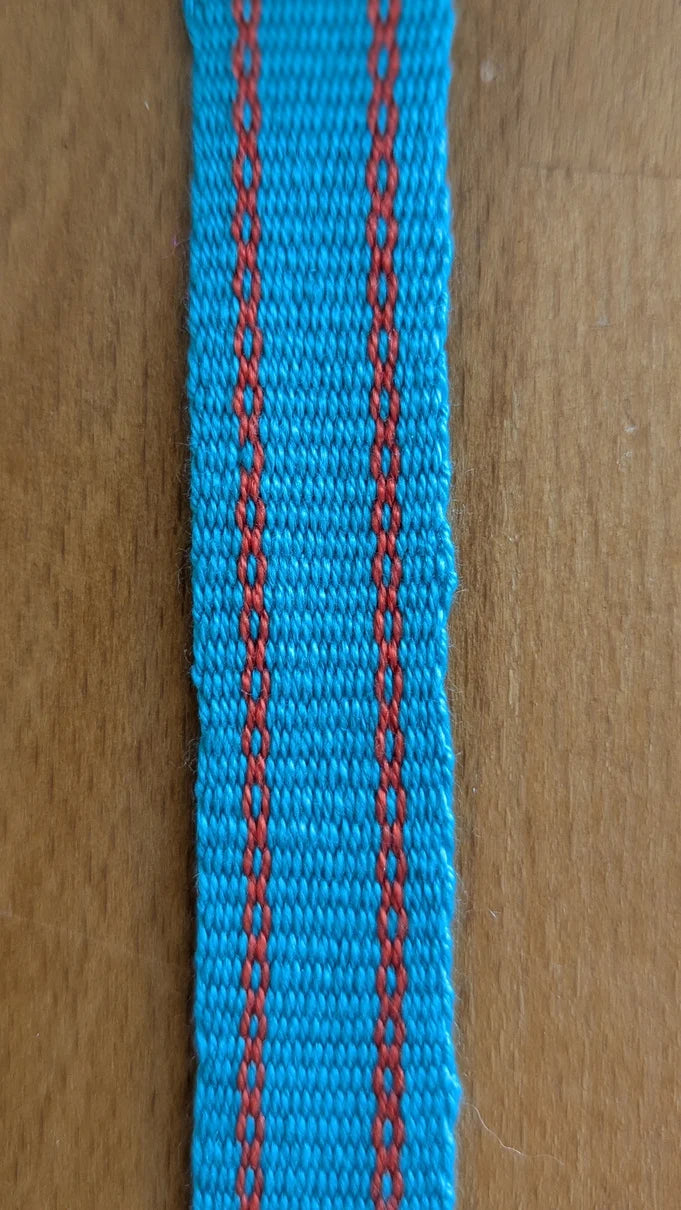 Handgewebtes Band vom Inkle Loom, türkis mit roten Streifen, aus dem Online-Kurs