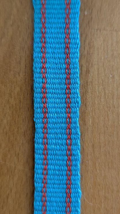 Handgewebtes Band vom Inkle Loom, türkis mit roten Streifen, aus dem Online-Kurs