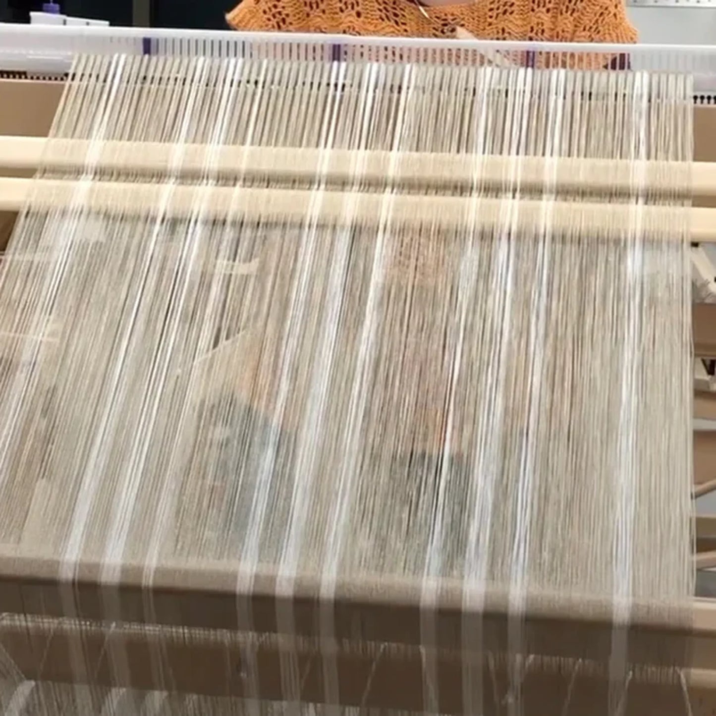 LoftyFiber Helping Hands am Louet David Webstuhl – weiße Halterungen mit gespannten Kettfäden in der Gesamtansicht des Webstuhls