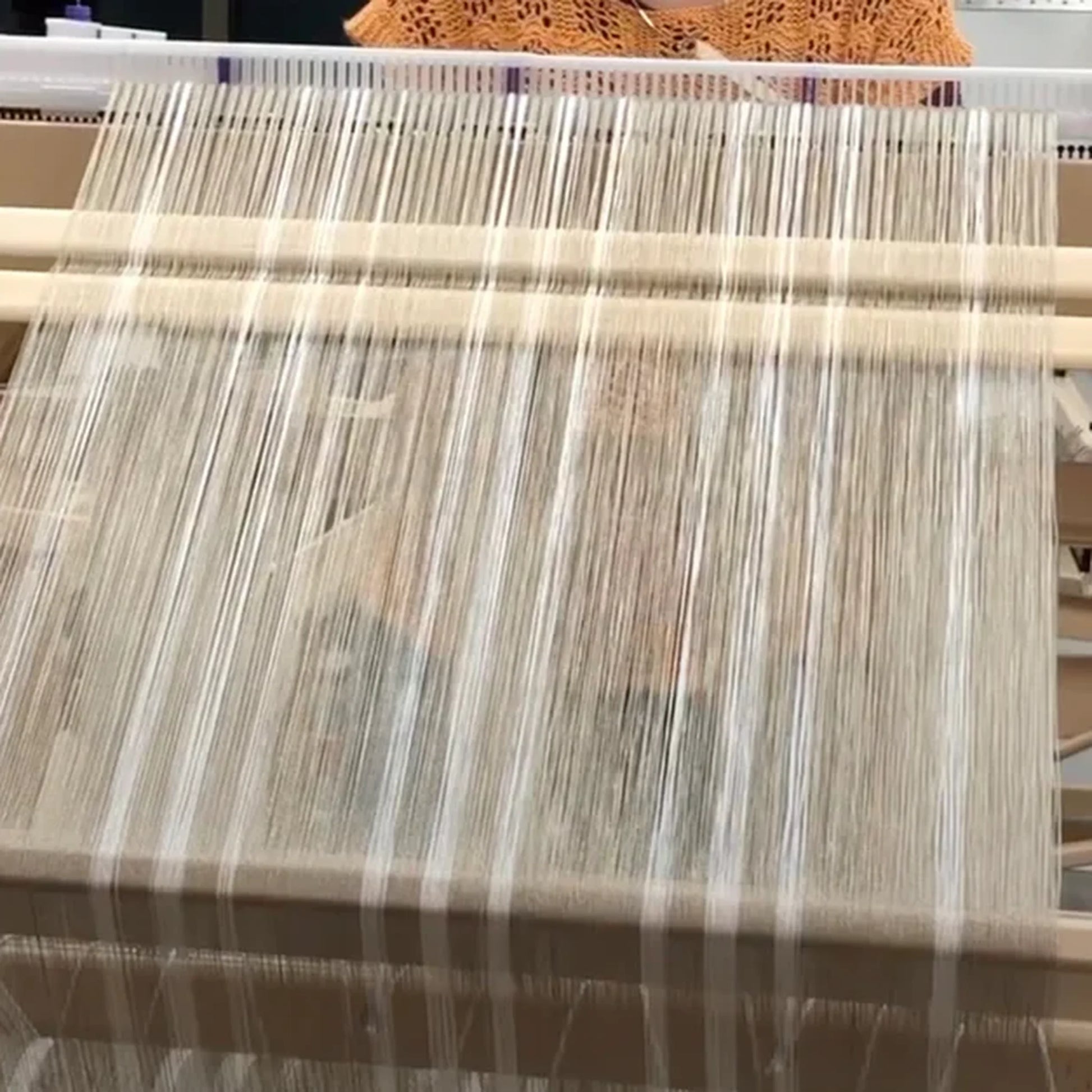 LoftyFiber Helping Hands am Louet David Webstuhl – weiße Halterungen mit gespannten Kettfäden in der Gesamtansicht des Webstuhls