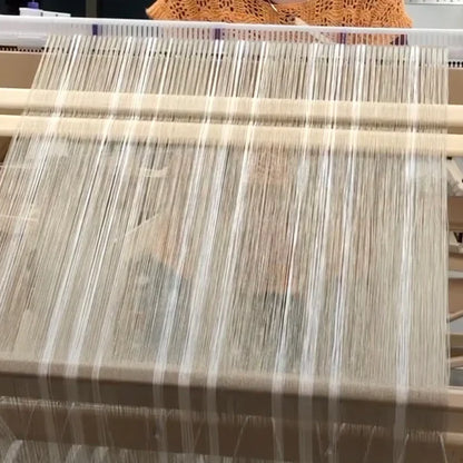 LoftyFiber Helping Hands am Louet David Webstuhl – weiße Halterungen mit gespannten Kettfäden in der Gesamtansicht des Webstuhls