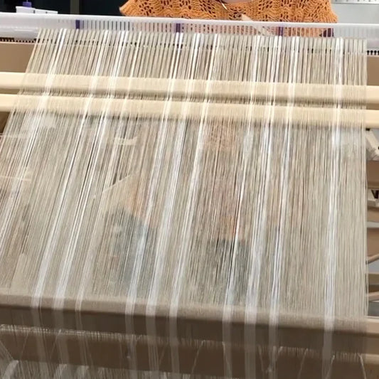 LoftyFiber Helping Hands am Louet David Webstuhl – weiße Halterungen mit gespannten Kettfäden in der Gesamtansicht des Webstuhls