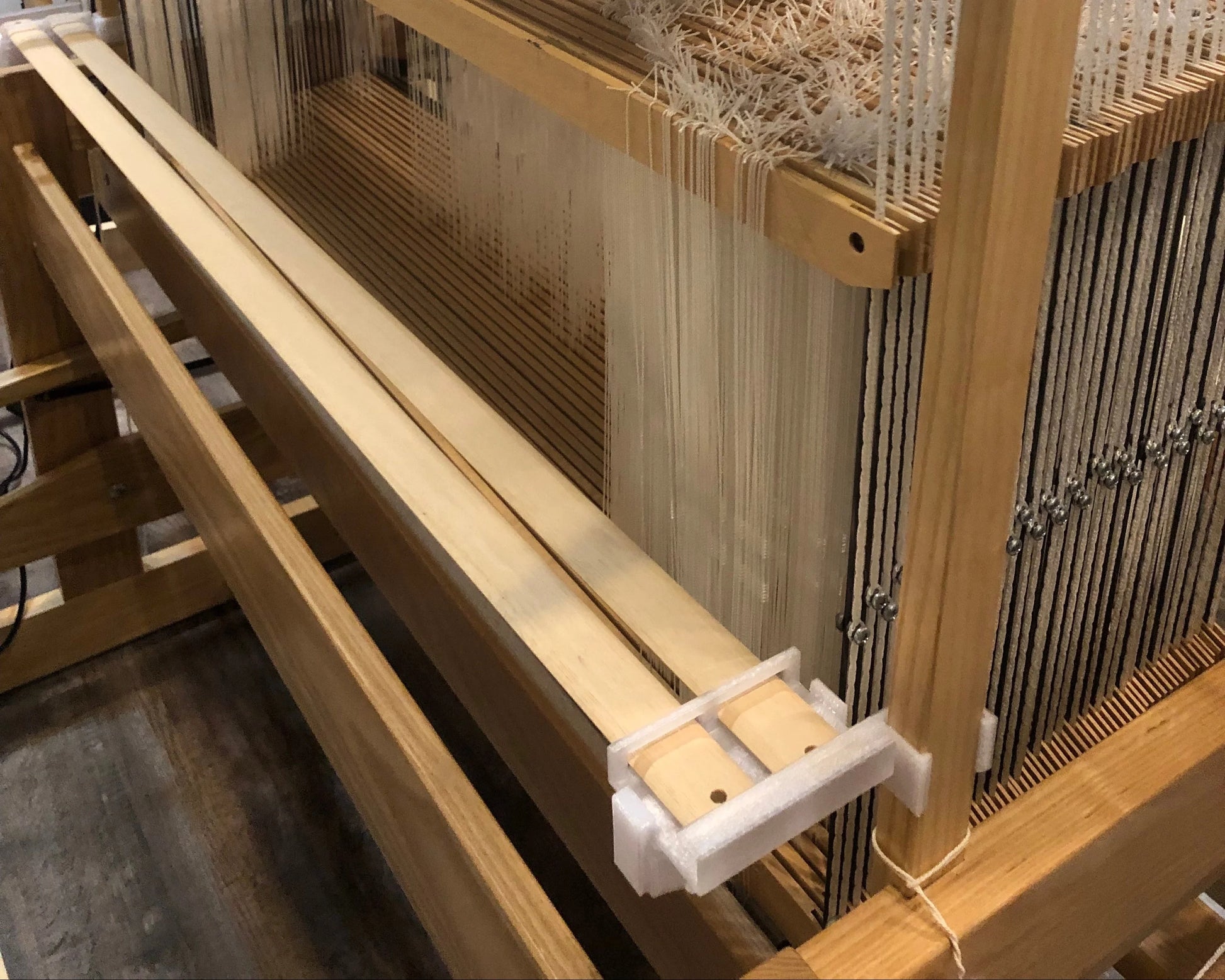 LoftyFiber Helping Hands am Louet Megado Webstuhl