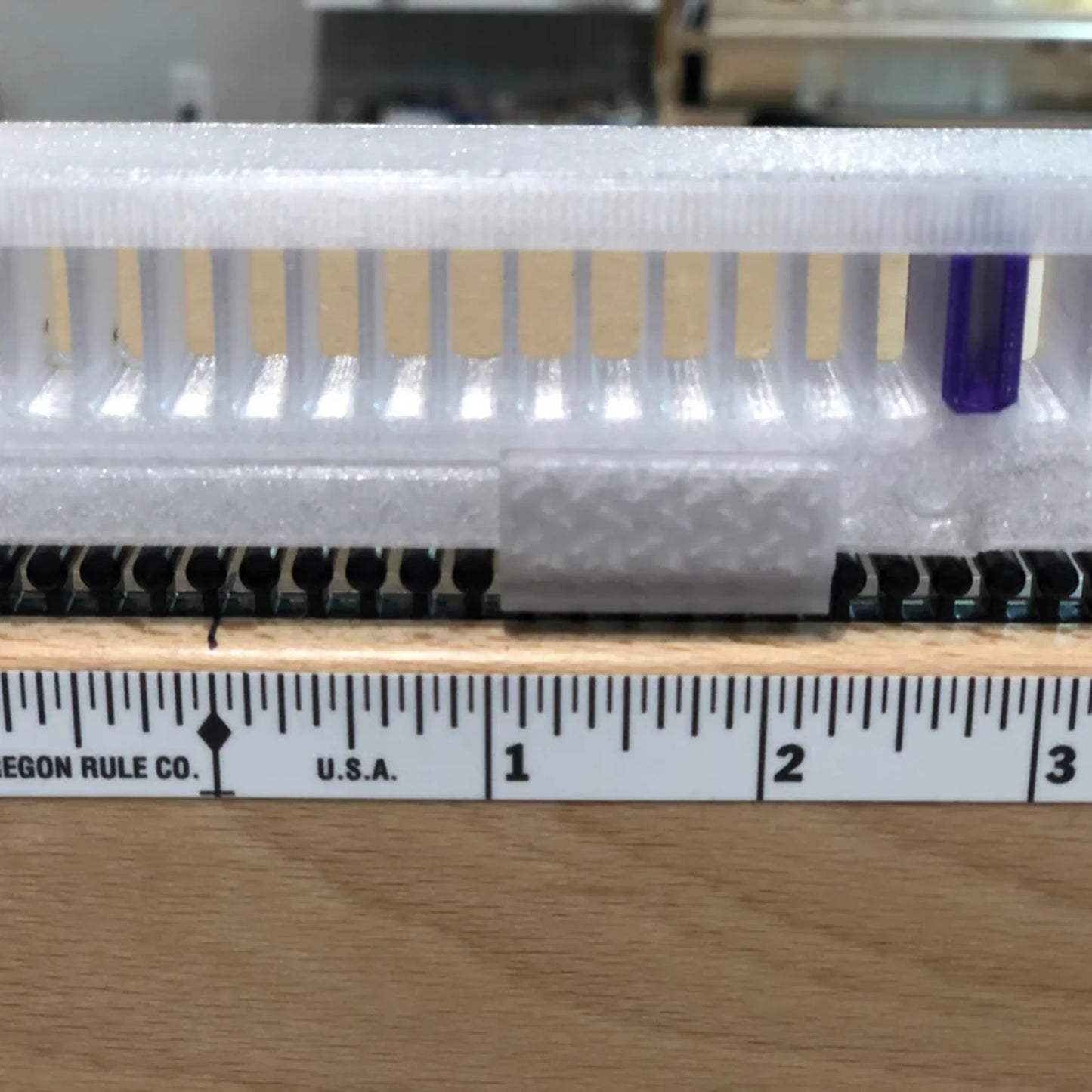 LoftyFiber Reedekamm Raddle Kompletset für Louet Webstühle – transparenter Kunststoffkamm mit schwarzen Stegen und Maßstab zur Größenangabe