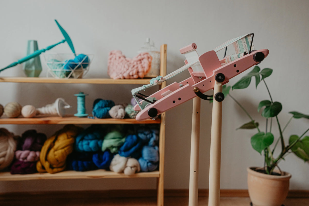 Kromski Presto Webrahmen in Rosa auf Ständer