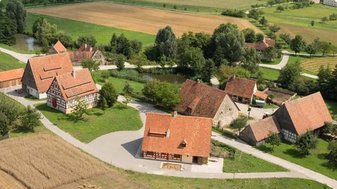 Luftaufnahme der historischen Gebäude im Fränkischen Freilandmuseum Bad Windsheim